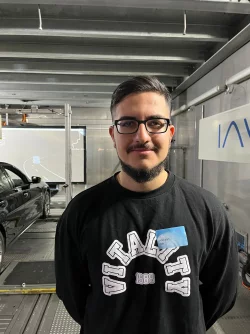 Abdullah Isik in den R&auml;umen seines Arbeitgebers IAV GmbH in Berlin. Er ist nach einer teils holprigen Schullaufbahn froh, hier eine Ausbildung gemacht zu haben. - &copy; Basil Wegener/dpa