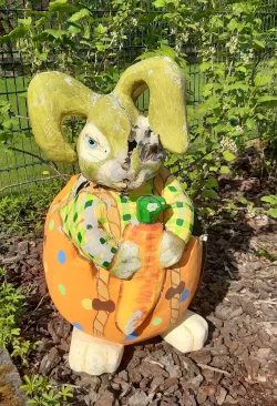 Eine Waschb&auml;rin hat sich einen Osterhasen als sicheren Ort f&uuml;r ihre Jungen ausgesucht. - &copy; Walter R&ouml;der/dpa