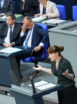 Die Enthaltung der Linken verändert die Ausgangslage für die Abstimmung am Freitag. - © Michael Kappeler/dpa