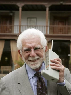 Der US-Ingenieur Martin Cooper mit einem der ersten Mobiltelefone. - &copy; Cereijido/EFE/EPA/dpa