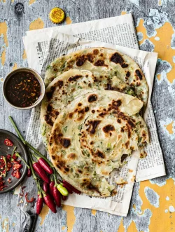 Die chinesischen Frühlingszwiebel-Pfannkuchen lassen sich gut als Snack, Vorspeise oder als Beilage genießen. - © Wolfgang Schardt/Becker Joest Volk Verlag/dpa-tmn
