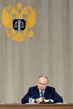 Kremlchef Putin im Obersten Gericht - einer der Richter ist wegen Korruption und Zuh&auml;lterei angeklagt. (Archivbild) - &copy; Alexei Nikolsky/Sputnik/Pool Kremlin/AP/dpa