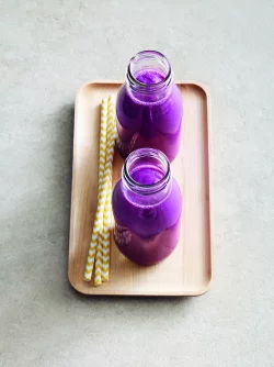 Die Farbe des lila Smoothies sieht toll aus. Zu schön um nicht künstlich zu sein? Nein. Der Mix aus Rotkohl und Clementinen ist ganz natürlich. - © Coco Lang/Gräfe und Unzer/dpa-tmn