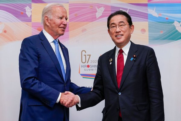 Shakehands zwischen US-Präsident Joe Biden (l.) und dem japanischen Premierminister Fumio Kishida vor einem bilateralen Treffer vor Beginn des G7-Gipfels. - © Susan Walsh/AP/dpa