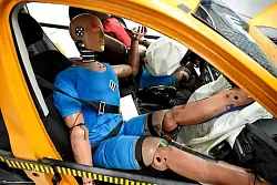 Der Crash zeigt, dass der Airbag die Insassen so nicht sch&uuml;tzt, sondern sogar das Verletzungsrisiko erh&ouml;ht. - &copy; ADAC/Ralph Wagner