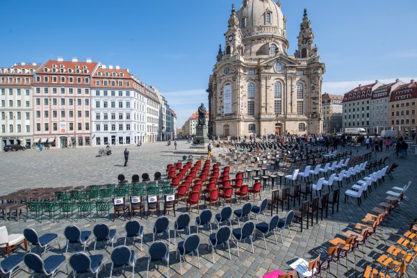 Leere Stühle stehen auf dem Neumarkt in Dresden während einer Aktion mit der die sächsische Gastronomie, Hotel- und Eventbranche auf ihre Probleme mit den Auswirkungen der Coronavisus-Pandemie aufmerksam macht. - © Robert Michael/dpa-Zentralbild/dpa