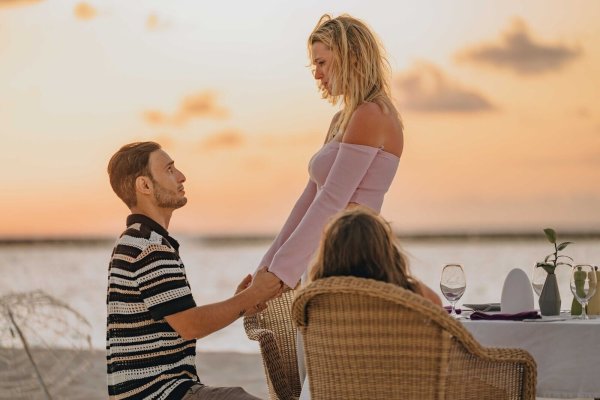 GZSZ-Star Timur Ülker hat seiner Freundin Caroline am Strand einen Antrag gemacht - die beiden Kinder waren lebhafte Zeugen. - © Raaya by Atmosphere/dpa