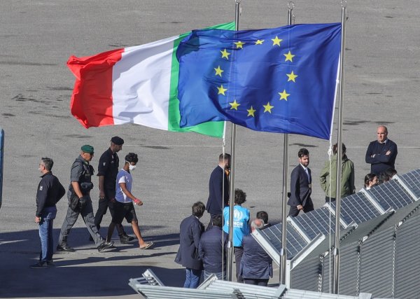 Ihre Asylverfahren möchte Italien in Albanien abwickeln: Ankunft von Migranten Mitte Oktober. (Archivbild) - © Armando Babani/ZUMA Press Wire/dpa