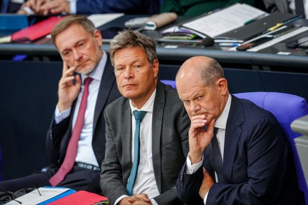 Die Ampel-Koalition um Bundeskanzler Scholz steht vor einer großen Herausforderung. - © Kay Nietfeld/dpa