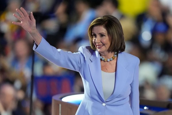 Nancy Pelosi beim Parteitag der Demokraten in Chicago. (Archivbild) - © Charles Rex Arbogast/AP/dpa