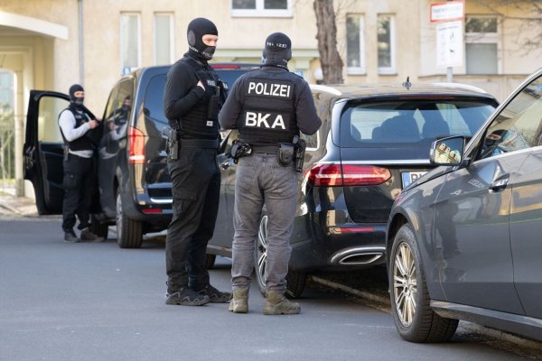 Bei der Razzia gegen mutmaßliche Rechtsterroristen in Deutschland, Polen und Österreich wurden am Dienstag acht Männer festgenommen (Archivbild). - © Sebastian Kahnert/dpa