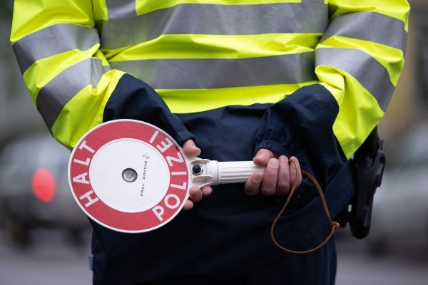 Eine Fahrerin eines Krankentransportes ist mit viel zu hohem Tempo gestoppt worden. (Symbolbild) - © Sebastian Kahnert/dpa