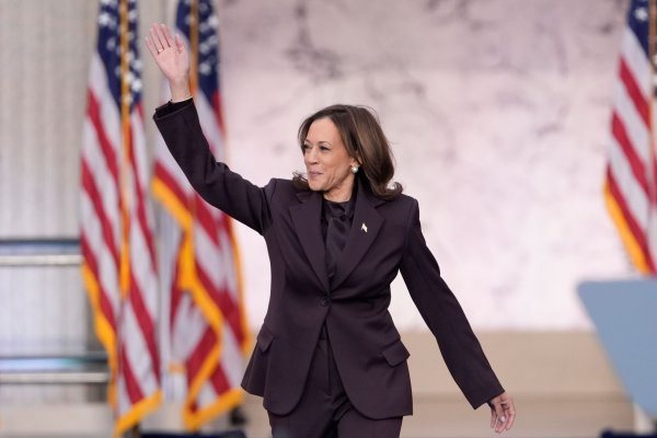 Harris tritt nach der Wahl vor Anhängern auf. - © J. Scott Applewhite/AP