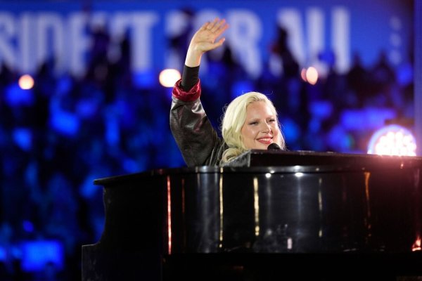 Lady Gaga gibt ihre Stimme für Kamala Harris ab. (Archivbild) - © Matt Rourke/AP/dpa