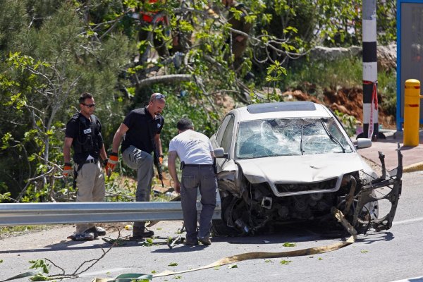 Ein Attentäter hat mit seinem Auto eine Bushaltestelle bei einer israelischen Siedlung im Westjordanland gerammt und versucht, Passanten mit einem Messer anzugreifen. Er wurde erschossen. - © Majdi Mohammed/dpa