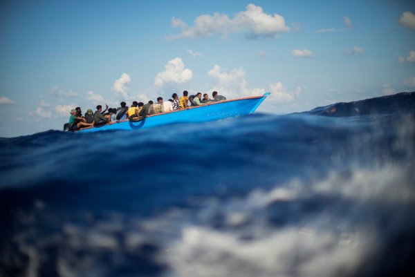 Bootsmigranten sollen künftig direkt an den EU-Außengrenzen. - © Francisco Seco/AP/dpa