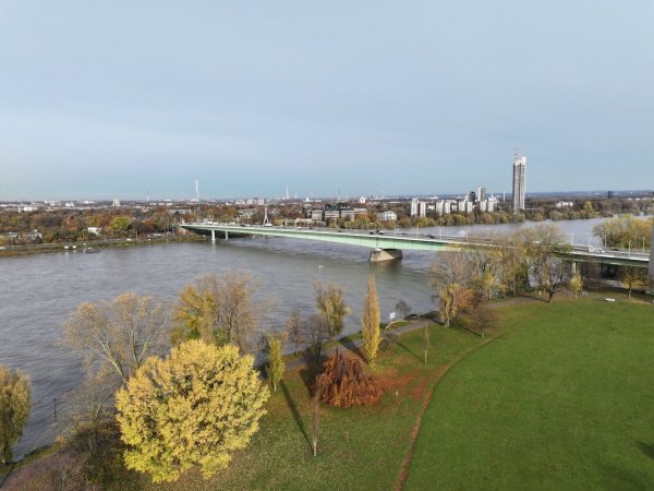 Bei der Auftragsvergabe für die Sanierung der Kölner Zoobrücke gab es eine illegale Absprache. Gegen die Baufirma Strabag wurde daher ein Bußgeld in Millionenhöhe verhängt. - © Sascha Thelen/dpa