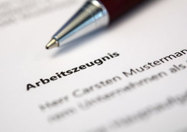 «Stets» und «voll»: unauffällige Worte, die im Arbeitszeugnis aber viel ausmachen. - © Andrea Warnecke/dpa-tmn