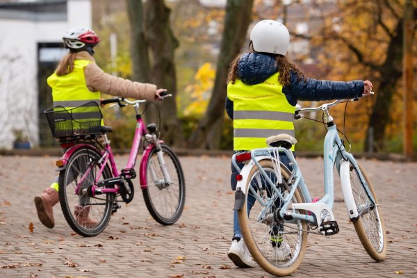 Dass Kinder in der Grundschule sicher auf dem Rad unterwegs sind, ist längst nicht mehr selbstverständlich. (Archivbild) - © Marius Becker/dpa