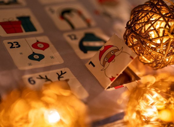 Jeder Zweite in Deutschland hat schon einen Adventskalender. (Archivbild) - © Monika Skolimowska/dpa-Zentralbild/dpa