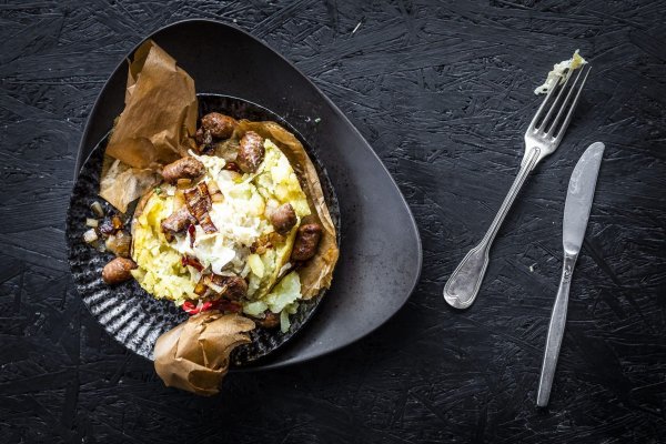 Kumpir ist ein typisches türkisches Streetfood. Mit Merguez und Sauerkraut wird aus der Ofenkartoffel ein würzig-frisches Gericht. - © KMG/die-kartoffel.de/dpa-tmn