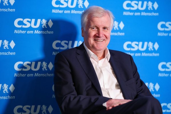 Auf Parteiveranstaltungen ist Horst Seehofer gelegentlich noch zu sehen. Doch der frühere bayerische Ministerpräsident, der unter Kanzlerin Merkel zuletzt Bundesinnenminister war, hat sich aus der aktiven Politik zurückgezogen. (Archivfoto) - © Daniel Löb/dpa