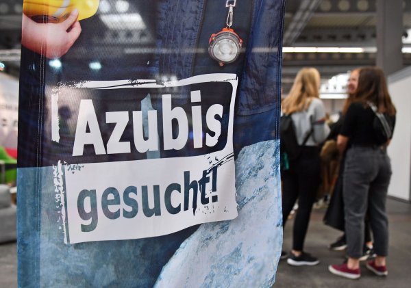 In ihrem Antrag fordert die SPD-Landtagsfraktion in NRW unter anderem, dass junge Menschen beim Weg in den Arbeitsmarkt mehr unterstützt werden sollen. (Symbolbild) - © Martin Schutt/dpa-Zentralbild/dpa