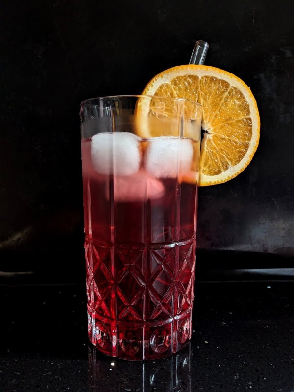 Party-Star im Glas: Cocktail «Red Carpet». Rot wie der Teppich wird er durch Grenadine. - © Doreen Hassek/hauptstadtkueche.blogspot.com/dpa-tmn
