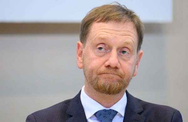 Ministerpräsident Michael Kretschmer (CDU) wirkt nach der gescheiterten Sondierung nachdenklich. - © Robert Michael/dpa