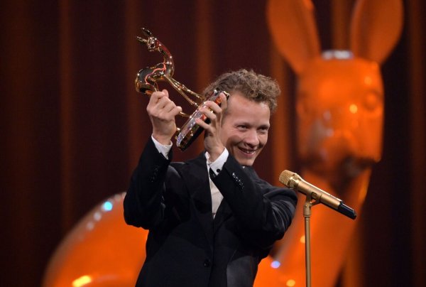 Schauspieler Felix Kammerer mit dem Bambi in der Kategorie «Schauspieler National». - © Peter Kneffel/dpa