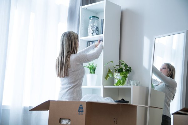 Nicht sicher, ob man sich von einer Sache trennen möchte? Dann ab in eine Kiste damit - vermisst man sie in den Wochen danach nicht, zeigt das: Kann ausgemistet werden. - © Christin Klose/dpa-tmn