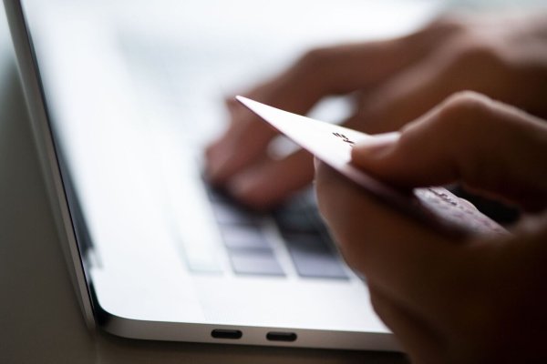 Verbraucherschützer warnen: Fordern vermeintliche Hotelbetreiber die Bestätigung von Bezahldaten außerhalb des Buchungsportals, geht man da besser nicht drauf ein. - © Franziska Gabbert/dpa-tmn