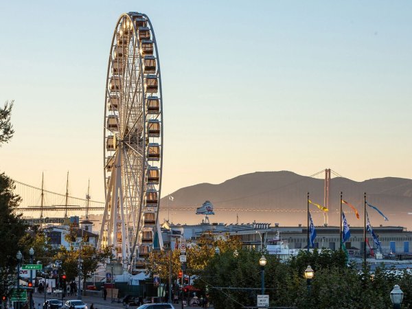 Vom Skystar Observation Wheel gibt es einen 360-Grad-Panoramablick über das Hafenviertel und die Bay mit der berühmten Golden Gate Bridge. - © Cameron Strand/SkyStar/dpa-tmn