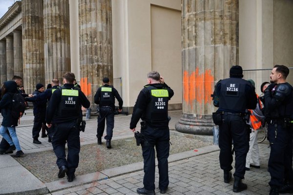 Erneut ist das Brandenburger Tor mit Farbe beschmiert worden. - © Annette Riedl/dpa