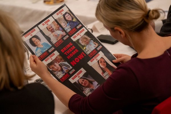 Ein Plakat der israelischen Geiseln der Hamas mit Bildern und den Namen. - © Peter Kneffel/dpa