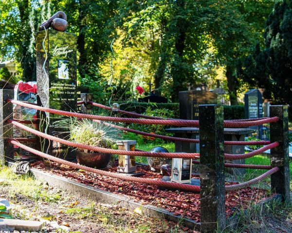 Ein Leben für den Boxring: die letzte Ruhestätte von Graciano Rocchigiani auf dem St. Matthäus Friedhof in Schöneberg. - © Bernd Diekjobst/dpa-tmn