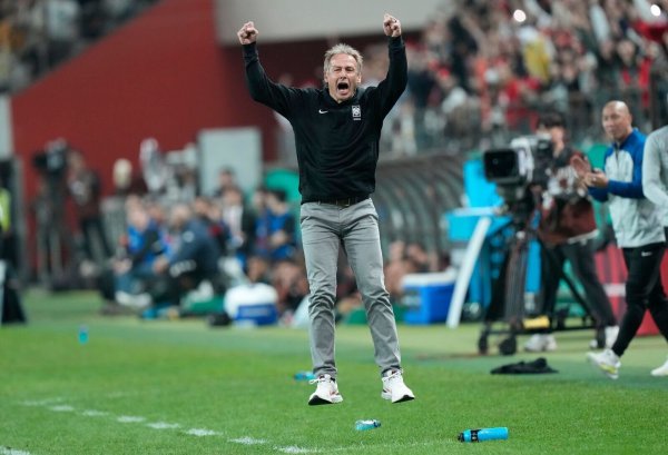 Startet mit Südkorea mit einem Kantersieg in die WM-Quali: Jürgen Klinsmann. - © Ahn Young-joon/AP/dpa