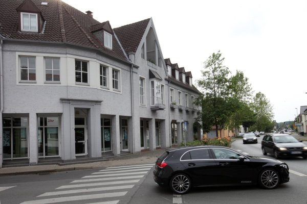 <p>Waren Geschlossen: Die Praxis für Neurologie und Psychiatrie in Lage an der Schötmarschen Straße gehört zum Medizinischen Versorgungszentrum Lippe. Hacker hatten das Computersystem des Praxen-Verbundeslahm gelegt.</p> 
- © Bernhard Preuss