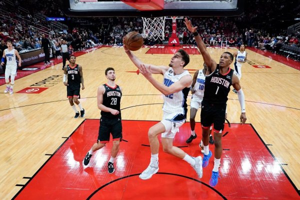 Franz Wagner (M) führte Orlando Magic bei den Houston Rockets zum Sieg. - © Eric Christian Smith/AP/dpa
