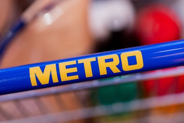 Das Logo der Metro ist auf einem Einkaufswagen zu sehen. - © Rolf Vennenbernd/dpa/Archivbild