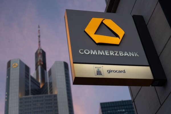Lange hielt die Commerzbank an einem vergleichsweise dichten Filialnetz in Deutschland fest. Dann kam der für manchen Kunden überraschende radikale Schnitt. - © Sebastian Christoph Gollnow/dpa