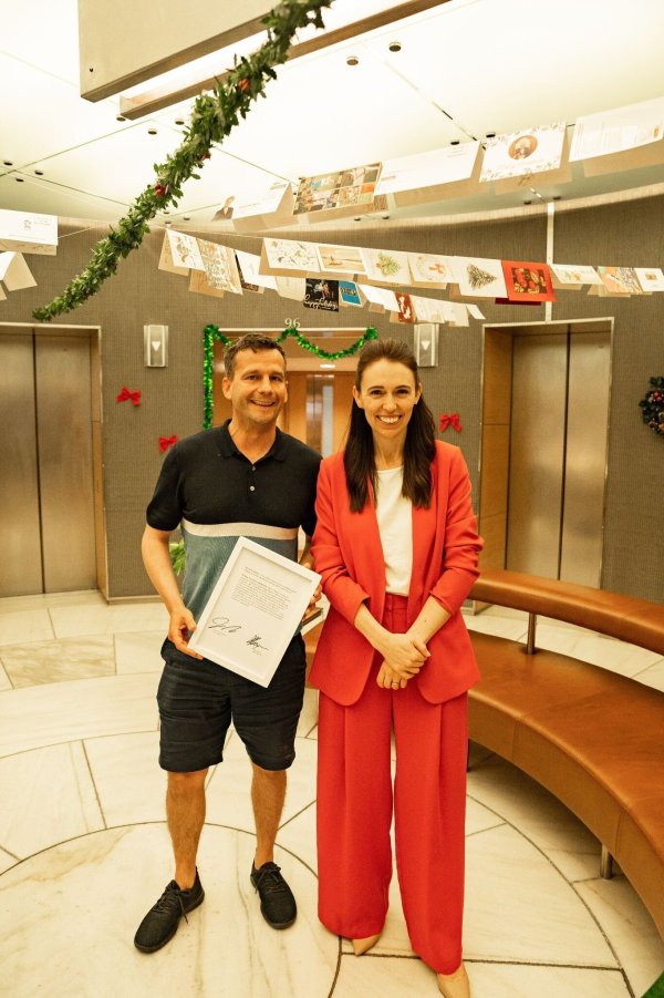 Oppositionspolitiker David Seymour und Neuseelands Premierministerin Jacinda Ardern posieren mit einem unterzeichneten Ausdruck des Protokolls, in dem Ardern Seymour beleidigt. - © ACT Party/dpa