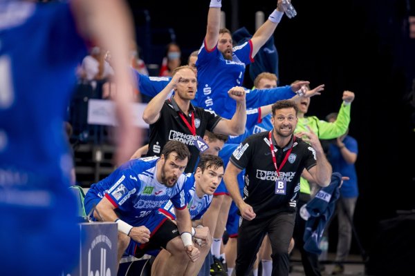 Hamburg, 4. Juni 2021. Um ihn herum tobt das Leben. Doch TBV-Trainer Florian Kehrmann (vorne, rechts) bleibt im Endspiel um den DHB-Pokal gegen die MT Melsungen voll fokussiert. - © Sascha Klahn