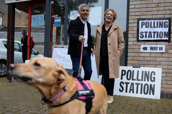 Londons Bürgermeister Sadiq Khan kommt mit seiner Frau Saadiya Ahmed und dem gemeinsamen Hund zur Stimmabgabe. - © Kin Cheung/AP
