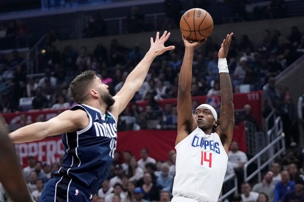 Maxi Kleber (l) von den Dallas Mavericks machte gegen die Los Angeles Clippers ein starkes Spiel. - © Mark J. Terrill/AP