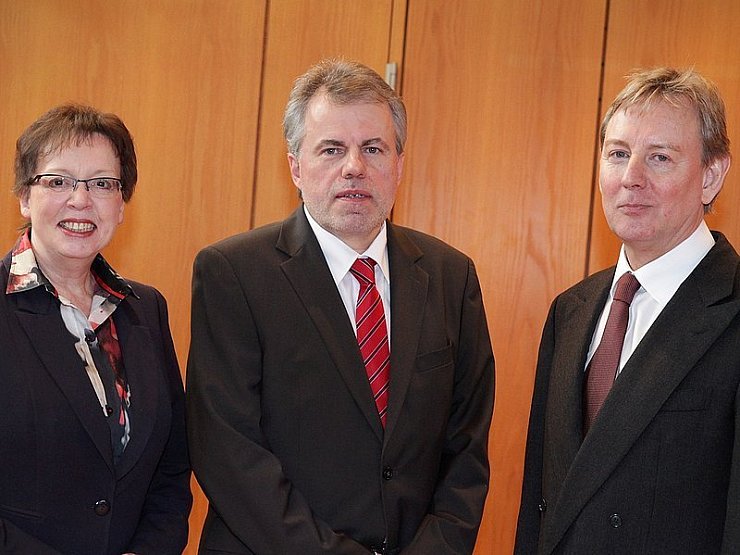 Regierungspräsidentin Marianne Thomann-Stahl, der neue Vizepräsident Gernot Berghahn und NRW-Staatssekretär Bernhard Nebe (v.li.).