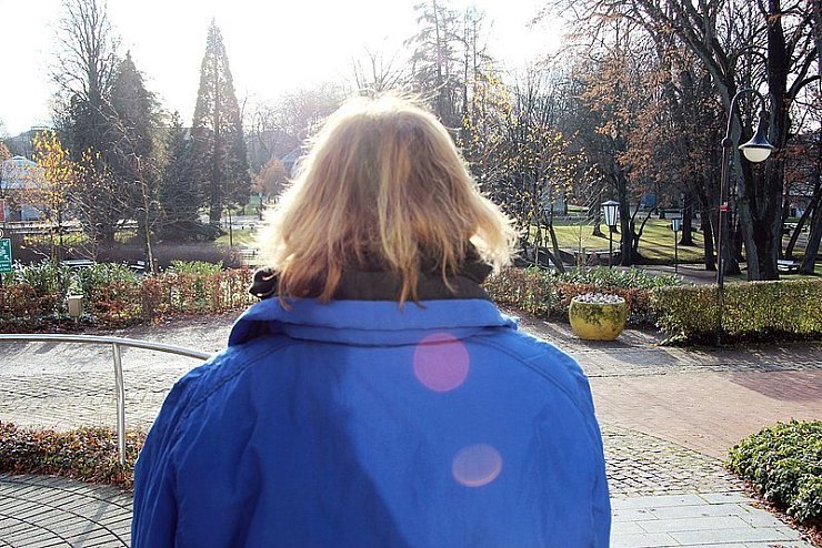 Fühlt sich allein gelassen: Die Bad Meinbergerin Karin M. steht zwar zu ihrer Krankheit, befürchtet jedoch Nachteile bei der Wohnungssuche, wenn ihr Name bekannt wäre. - © Foto: gröne