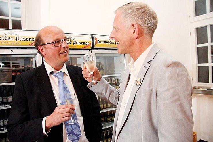 Glückwunsch zum Wahlsieg: CDU-Bürgermeisterkandidat Marc Fasse (rechts) gehörte gestern zu den ersten Gratulanten – das Etappenziel, Wahlsieger und Amtsinhaber Rainer Heller (links) in die Stichwahl zu bringen, erreichte Fasse nicht. - © Foto: Koch