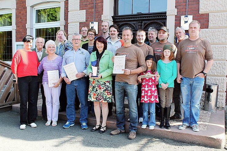 Vor dem "Liemer Krug" reihen sich zufriedene Teilnehmer und Organisatoren auf. - © Foto: Buller