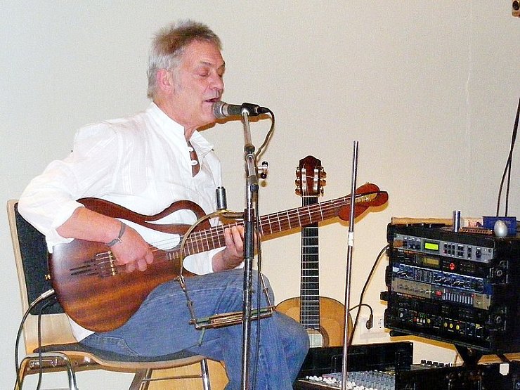 Martin C. Herberg erzeugt ungeahnte Klänge auf seiner Gitarre. - © Foto: Schotte